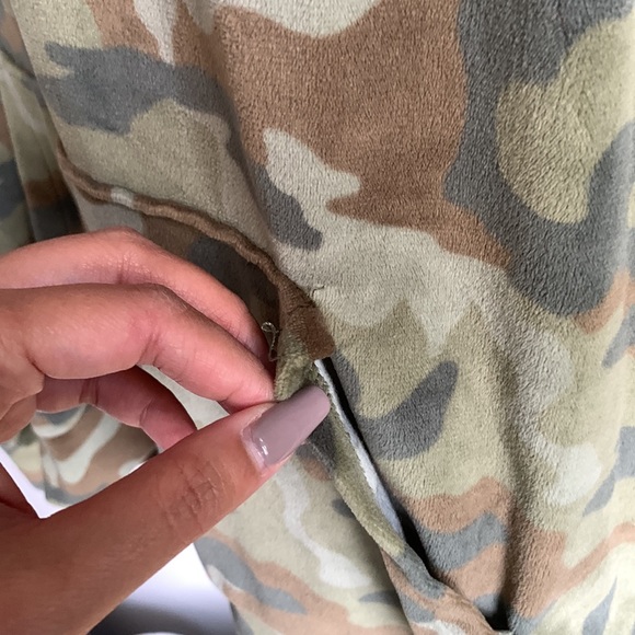 American Eagle Women’s Camo Hoodie - size Medium - Picture 5 of 6